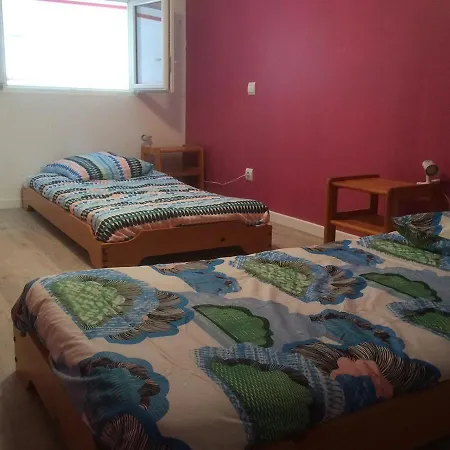 Escale Avec Vue Sur Les Quais De L'ile D'yeu *